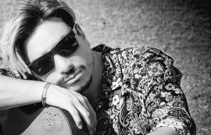 Ed tiene una formación artística extensa y variada.