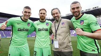 Pablo Vercellone junto a los arqueros del plantel campeón. Pablo Vercellone junto a los arqueros del plantel campeón.