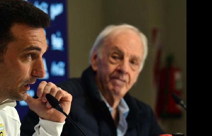 Lionel Scaloni, acompañado por César Liis Menotti, durante la conferencia en el predio del la AFA.