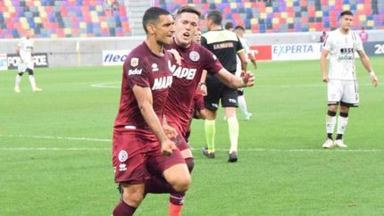 Sand festeja su gol, después se lesionó.