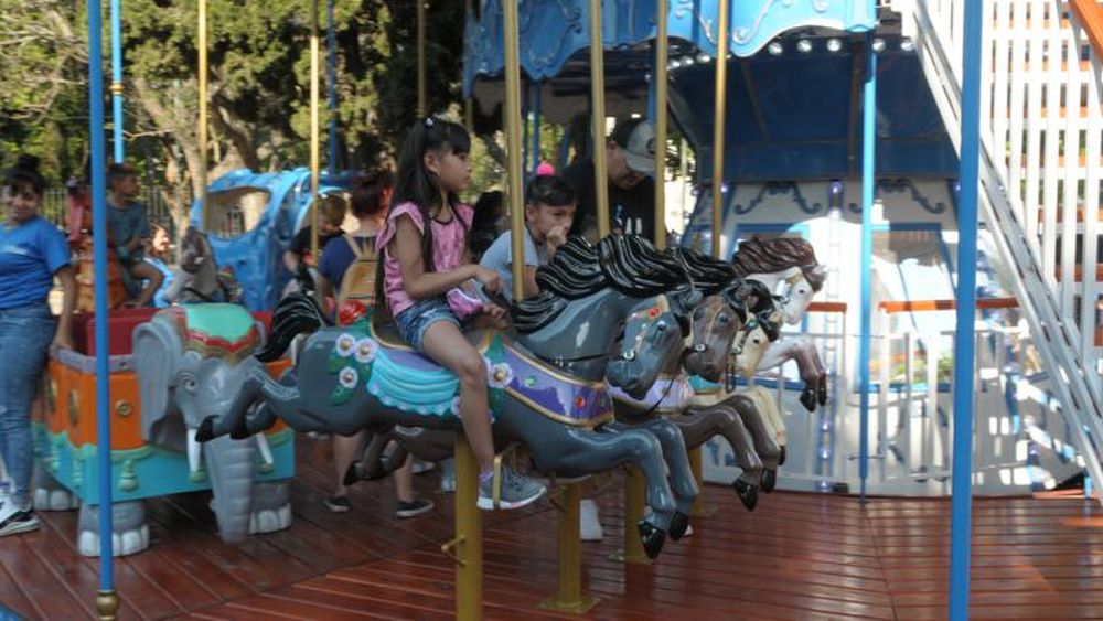 Miles chicas y chicos disfrutan de los paseos gratuitos.