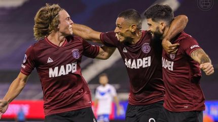 Sand, luego de su gol, celebra con De la Vega y Orsini. Sand, luego de su gol, celebra con De la Vega y Orsini.