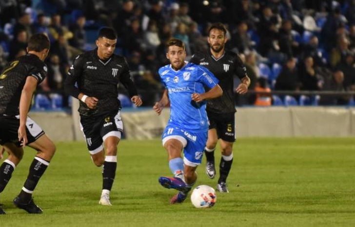 Ortegoza, autor del gol de la polémica, persigue de cerca a Reinhart.