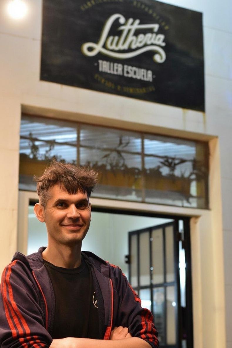 Ariel Amarillo, creador de la guitarra y director de Taller Escuela Lutheria de Banfield.