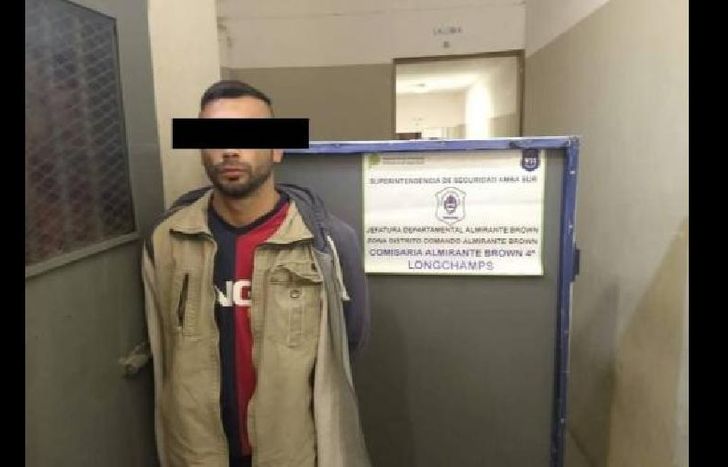 Es uno de los que apuñaló al joven de Longchamps que lucha por su vida.