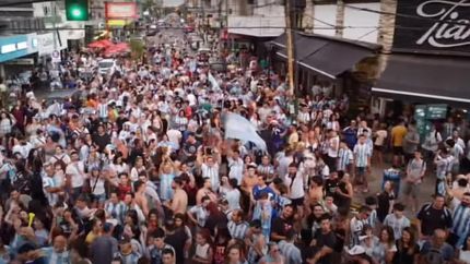 Una multitud celebró en Maipú y Alsina. Una multitud celebró en Maipú y Alsina.