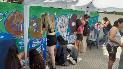 Estudiantes del ENAM se sumaron a la pintada colectiva.