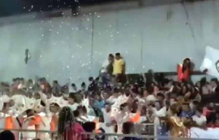 el hecho sucedió cuando las personas que estaban en la tribuna comenzaron a saltar.