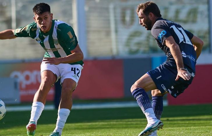 Lautaro Cardozo, ante la mira de Tonetto.