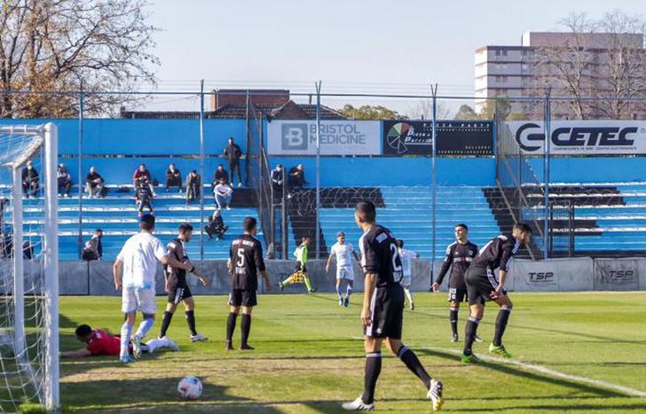 Antes del minuto, Temperley se puso arriba en el marcador.