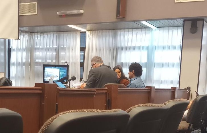 El imputado Marcos Bazán junto a sus abogados defensores.