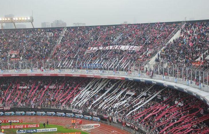 Una caravana de miles de hinchas acompañó al equipo.