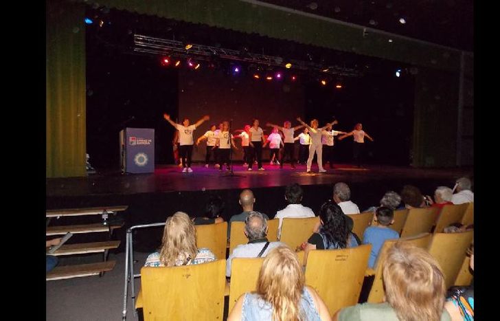 emotivo encuentro en el teatro.
