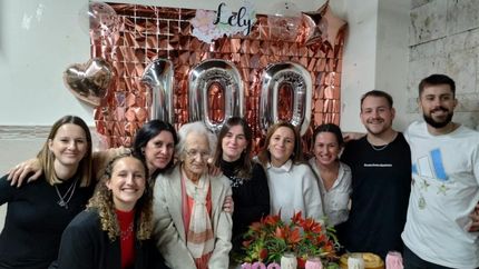 Junto a sus ocho nietos.