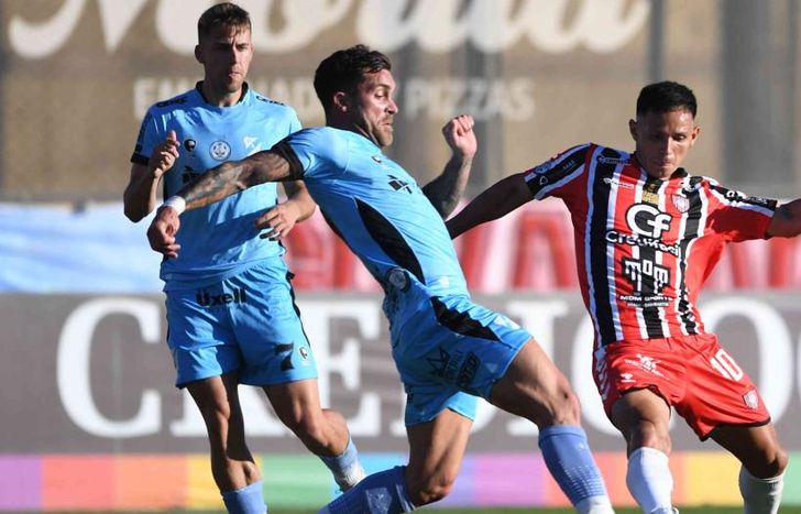 Arregui y Rodríguez disputan el balón.