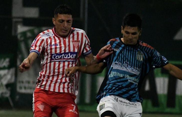 Matías González lucha por la pelota.