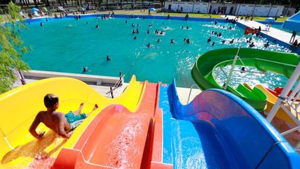 La gran atracción es el Parque Acuático con sus toboganes y mangrullos.