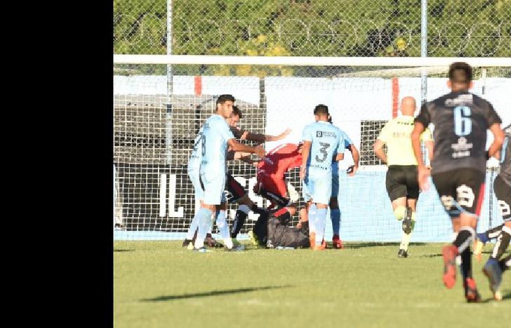 El tumulto antes del penal, donde se ganó la amarilla que lo deja afuera del próximo partido.