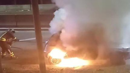 Un bombero trabaja para apagar el fuego.