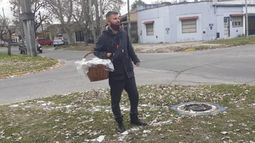 Demian se gana la vida en las calles de Villa Galicia.