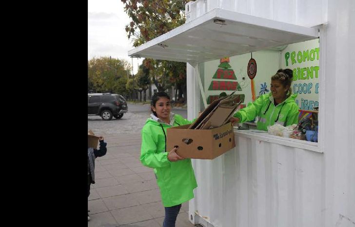 trabajan de lunes a sábado en ambas plazas.