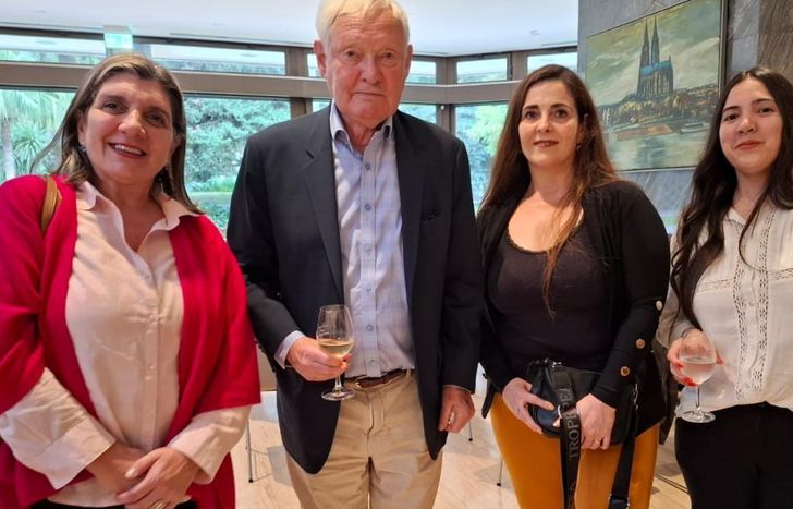 Las lomenses junto al Premio Nobel en Química.