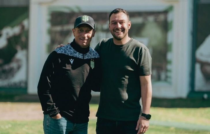 Troglio y la dirigencia de Banfield, en el momento de mayor tensión.