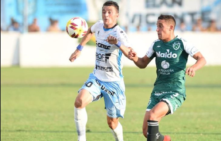 Leandro González encabeza uno de los ataques de Temperley, que detuvo la marcha de Sarmiento.