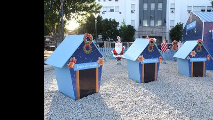 la plaza se convirtió en un parque temático. la plaza se convirtió en un parque temático.