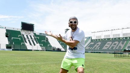 Gustavito saludó a los hinchas en su día y se dio una vuelta por la cancha.