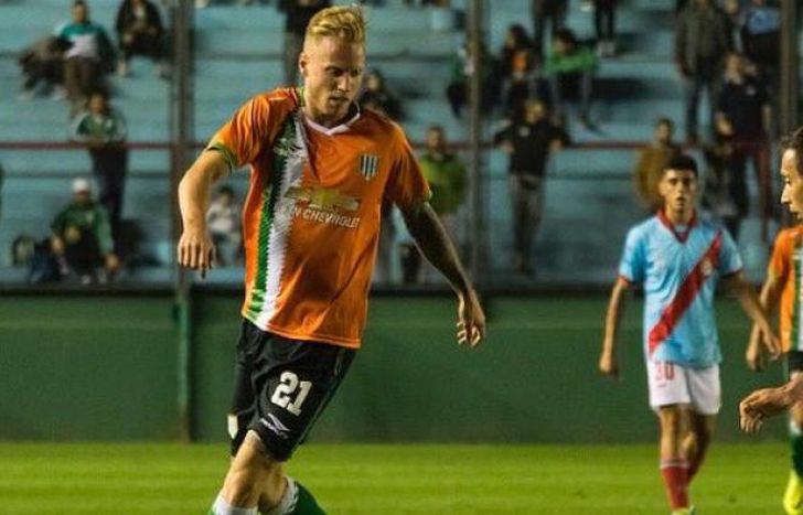 Con la camiseta de Banfield, donde debutó en Primera División.