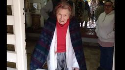 A punto de salir a la puerta de su casa para recibir a los vecinos invitados.