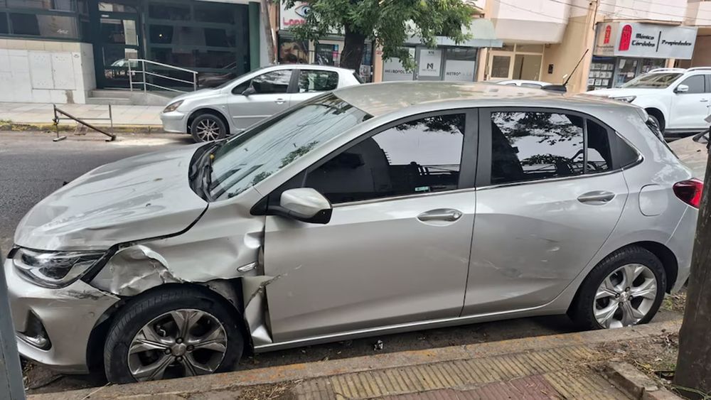 Así quedó el auto de los delincuentes tras el violento choque. Así quedó el auto de los delincuentes tras el violento choque.