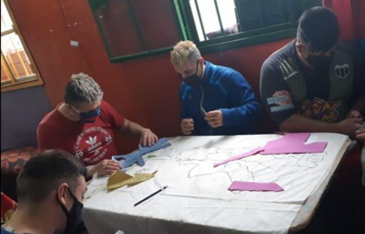Los internos participan del taller diariamente, durante una hora.