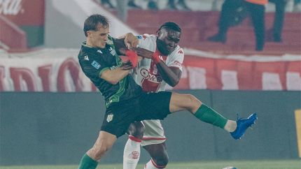 Banfield y Huracán juegan en Parque Patricios.