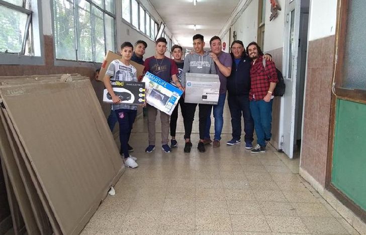 se entregaron materiales para equipar distintas áreas de las escuelas públicas.