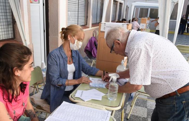 Cinco minutos antes que se cierren los comicios, fue a votar.