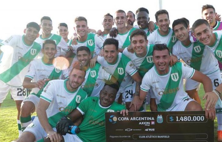 El festejo tras eliminar a Deportivo Madryn en la pasada edición.