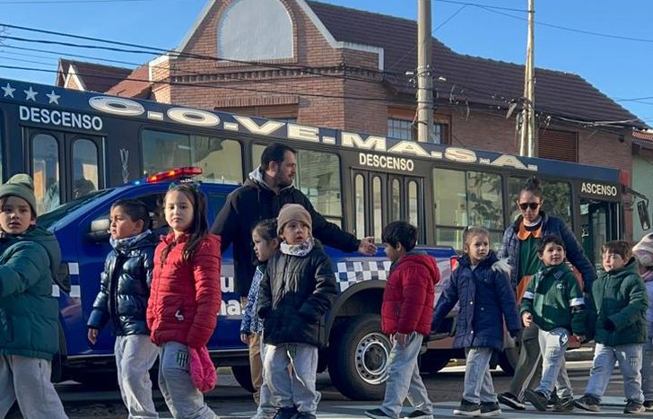 Alumnos de Banfield recorrieron su barrio y conocieron lugares emblemáticos.
