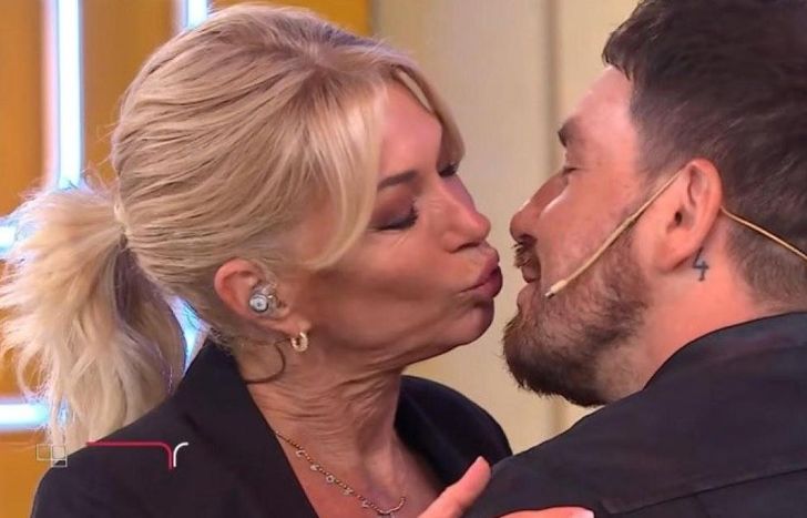 Yanina Latorre y Fede Bal, a los besos.