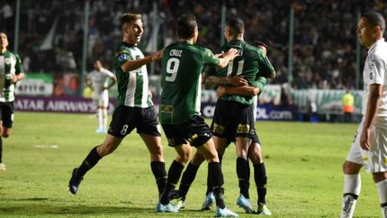 El abrazo a Urzi tras su golazo.