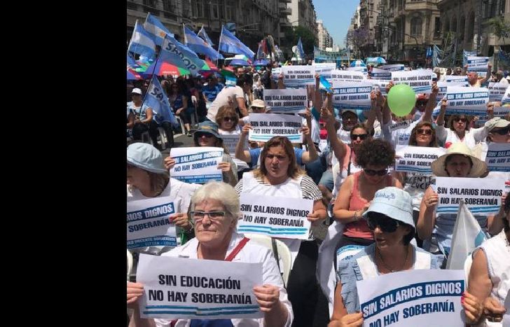 Los trabajadores movilizaron a la Casa de la Provincia.