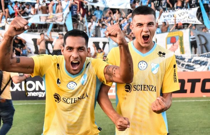 El mediocampista del Gasolero envuelto en euforia tras ganarle a Sarmiento.