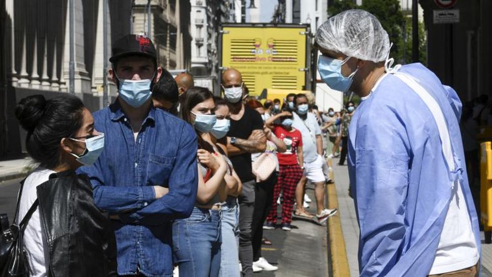 Instan a ajustarse bien los barbijos y no relajarse en ello.