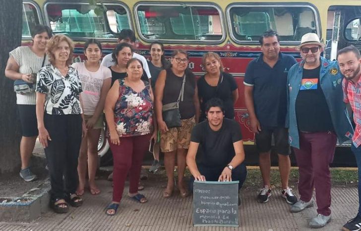 Los viajes se hacen en un colectivo Mercedes Benz de 1959.