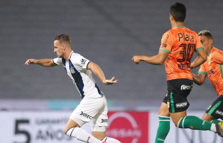 Talleres y Banfield animan un entretenido partido.