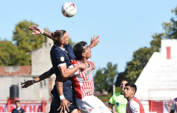 Morán aguanta la embestida de un rival.