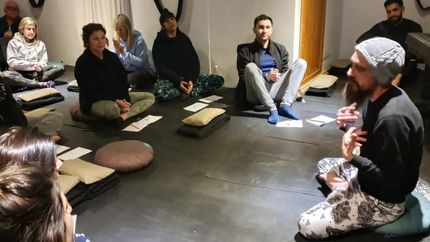 Fusionan la literatura con la práctica de yoga.