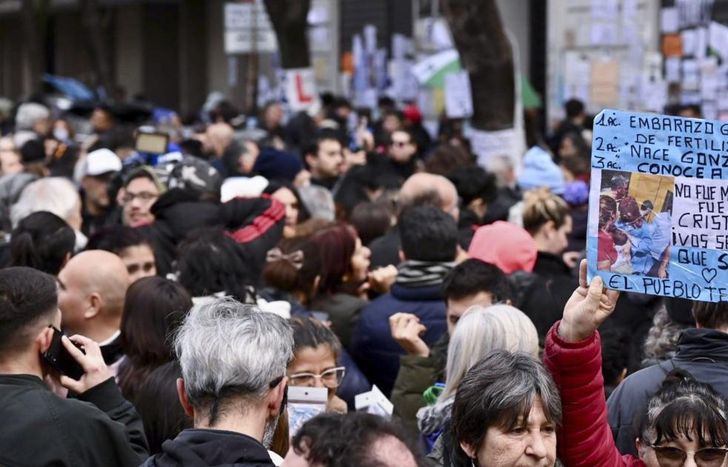 Una multitud en Constitución, en la calle San José 1111.