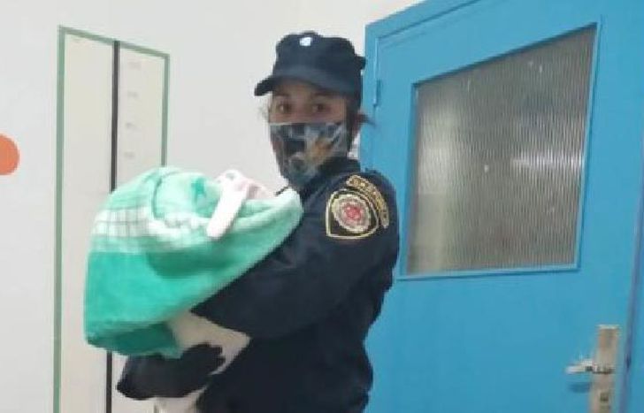 la beba con la oficial que la rescató en Córdoba.
